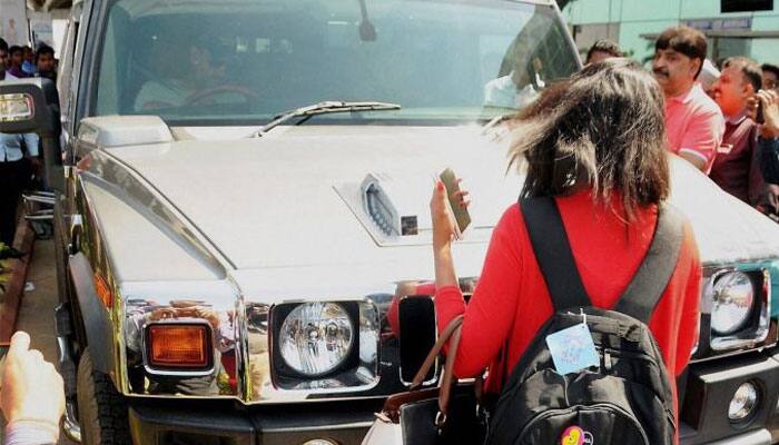 PHOTO: Crazy fan blocks MS Dhoni&#039;s Hummer at Ranchi airport, then this happened...