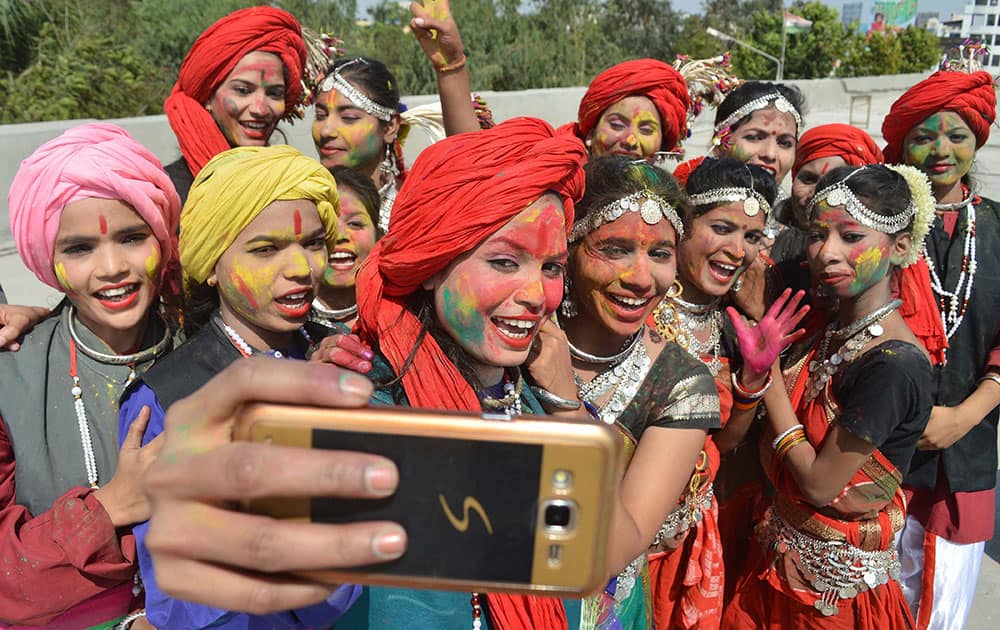 The Students taking a selfie during the Rang Utsav programme at Jabalpur