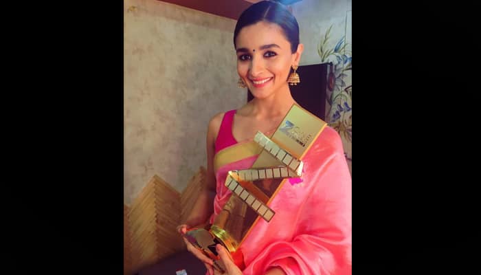 Alia Bhatt turns heads in stunning saree at Zee Cine Awards 2017! - See pic