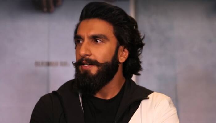 Ranveer Singh reviews Rajkummar Rao&#039;s &#039;Trapped&#039;! - Watch