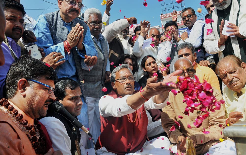 Uttarakhand CM Trivendra Singh Rawat offers prayer at Har Ki Pauri