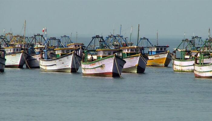 Sri Lankan Navy apprehends 10 Indian fishermen