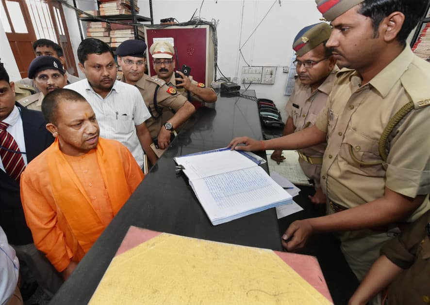 UP CM's surprise visit at Hazratganj police station