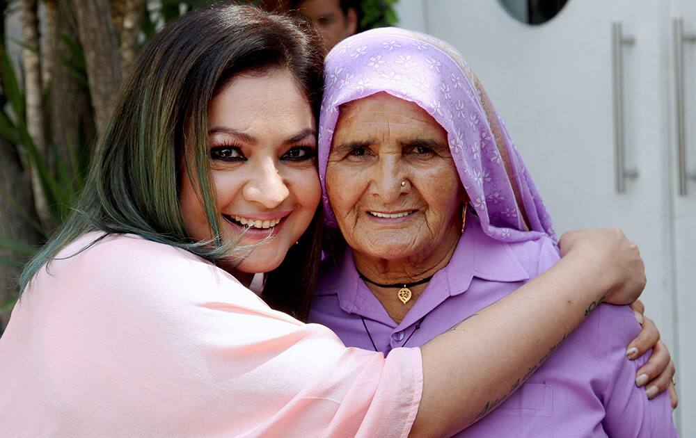Pooja Bhatt meets Revolver Dadi Pooja Bhatt meets Revolver Dadi