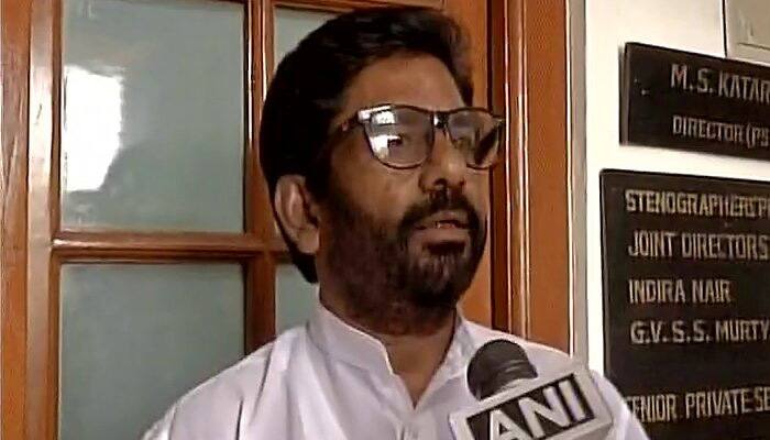 Shiv Sena MP Ravindra Gaikwad &#039;grounded&#039; for hitting Air India staffer