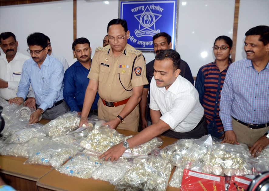 Crime Branch officials display seized silver Crime Branch officials display seized silver