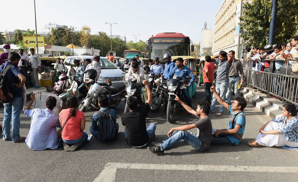 JNU students block traffic JNU students block traffic