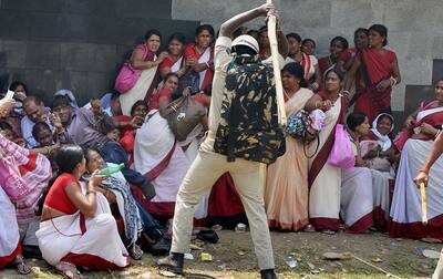 Police baton charge Aanganwadi workers