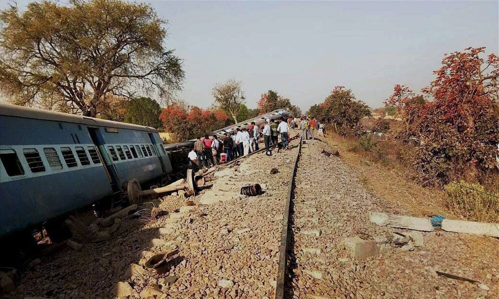 Jabalpur-Mahakaushal express derails