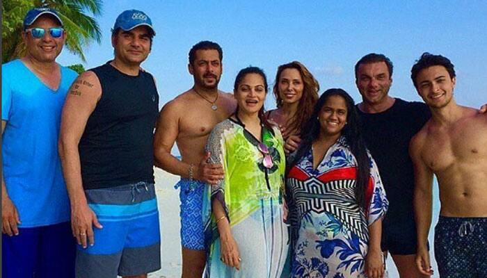 Salman Khan chills with complete &#039;Khandaan&#039; at Maldives for nephew Ahil&#039;s first birthday!