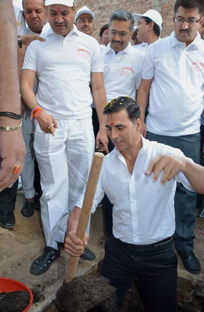 Akshay Kumar take part in cleanliness drive