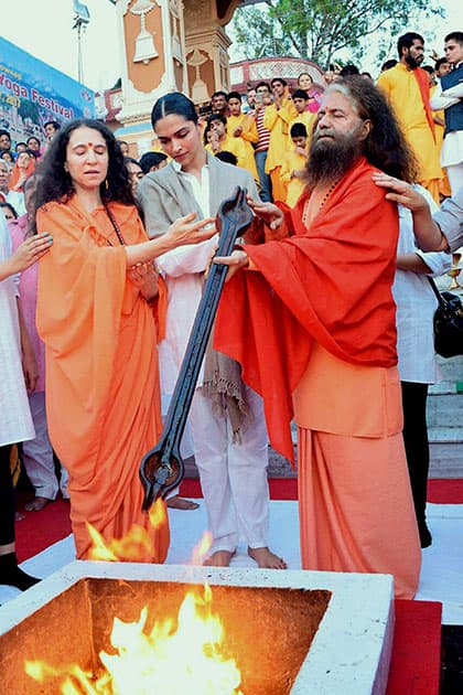 Deepika Padukone performs Ganga arti in Rishikesh