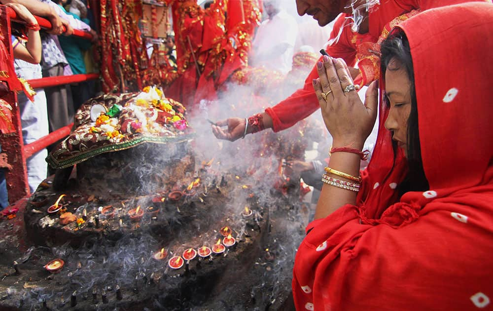 Devotees pray at the historical Goddess Kali temple on the last day of Navratri festival 