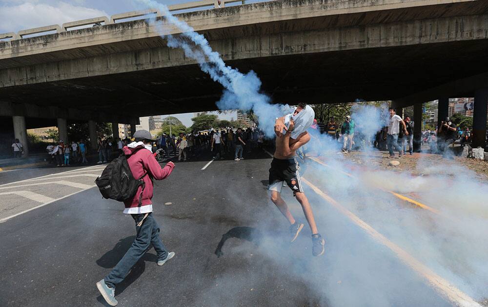 clashes between opposition members and police forces in Caracas