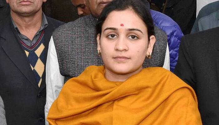 Akhilesh bhaiyya should hand over Samajwadi Party to Mulayam Singh: Aparna Yadav