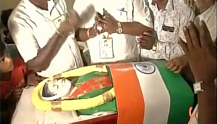 OPS camp parades Jayalalithaa&#039;s dummy coffin to seek votes in RK Nagar bypoll