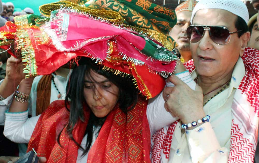 Jeetendra with his daughter Ekta Kappor arrives at Sufi saint Hazrat Khwaja Moinuddin Hasan Chistis dargha