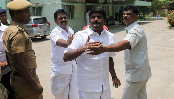 I-T raids on TN Health Minister, others yield Rs 4.5 crore | Tamil Nadu News | Zee News