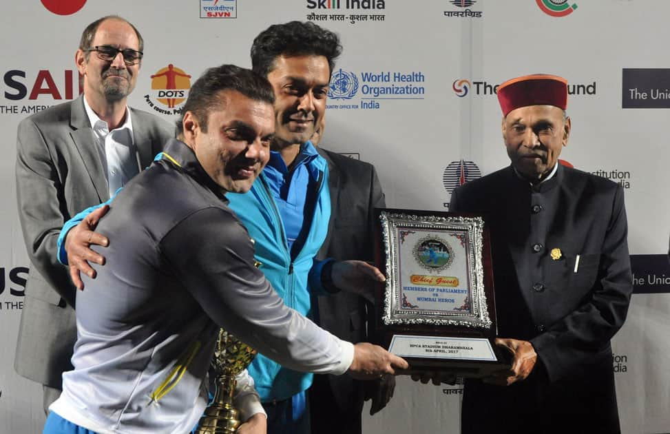 Bobby Deol and Sohail Khan receives a memento