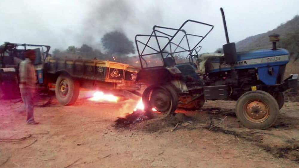 Maoists set ablaze vehicles