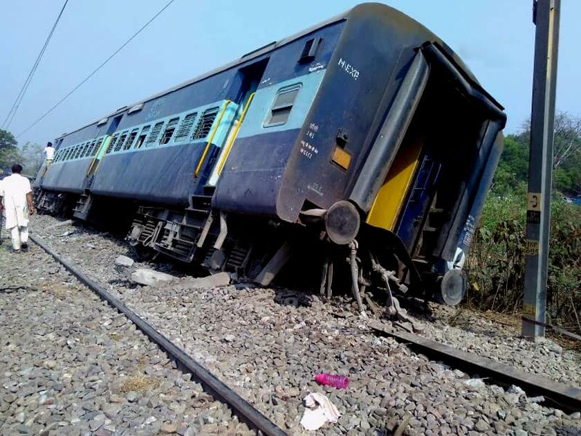 Rajya Rani Express derails in Uttar Pradesh Rajya Rani Express derails in Uttar Pradesh