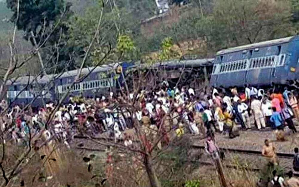 Rajya Rani Express derails in Uttar Pradesh Rajya Rani Express derails in Uttar Pradesh