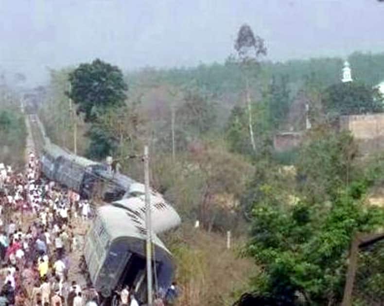 Rajya Rani Express derails in Uttar Pradesh Rajya Rani Express derails in Uttar Pradesh
