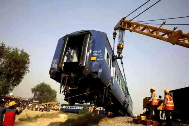 Rajya Rani Express derails in Uttar Pradesh Rajya Rani Express derails in Uttar Pradesh