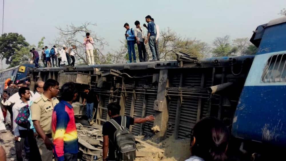 Rajya Rani Express derails in Uttar Pradesh | News | Zee News