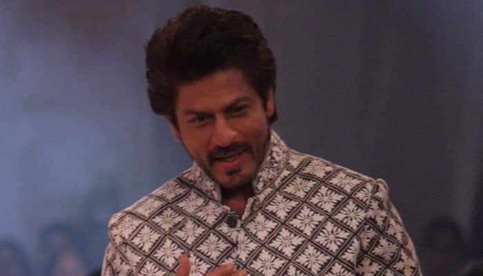 Shah Rukh Khan teaches &#039;Lungi dance&#039; to Brett Ratner – WATCH