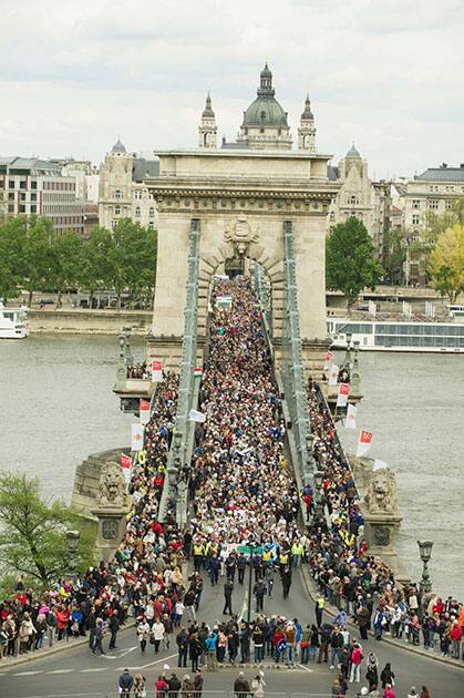 Participants of the March of the Living cross the River Danube on Chain Bridge