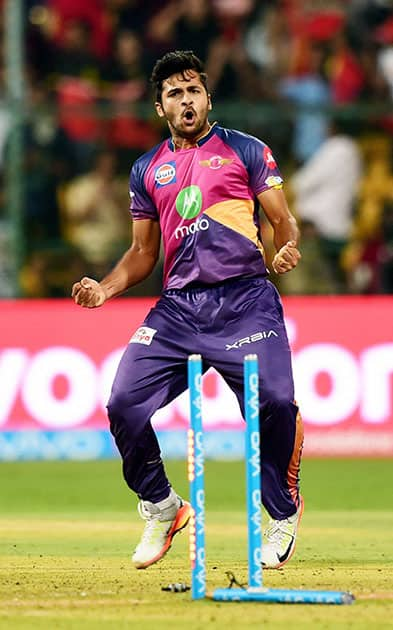  Shardul Thakur celebrate the wicket of Stuart Binny