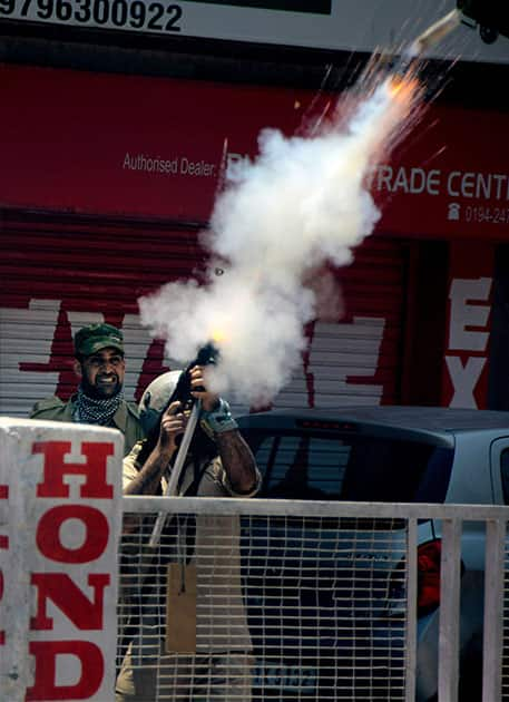 Students clash with security forces in Srinagar