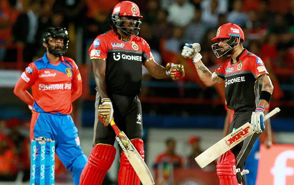 irat Kohli with Chris Gayle during an IPL 2017 match