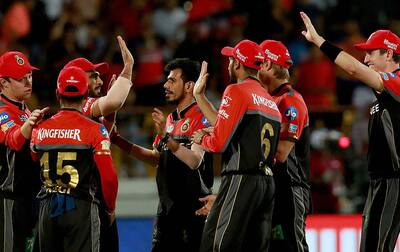 Yuzvendra Chahal of RCB celebrates the wicket of Dwayne Smith 