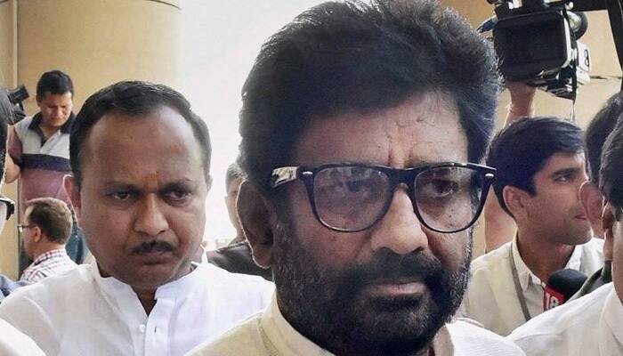 Shiv Sena MP Ravindra Gaikwad argues with police officer in Latur - Watch video