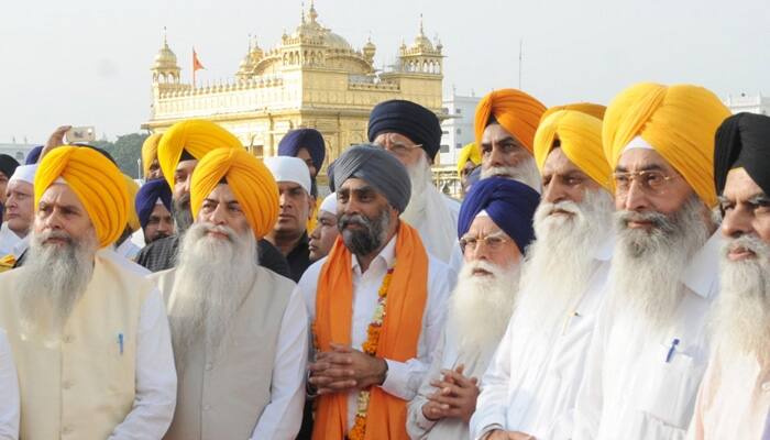 Canada&#039;s Defence Minister Harjit Singh Sajjan pays obeisance at Golden Temple; radicals raise Khalistan slogans 