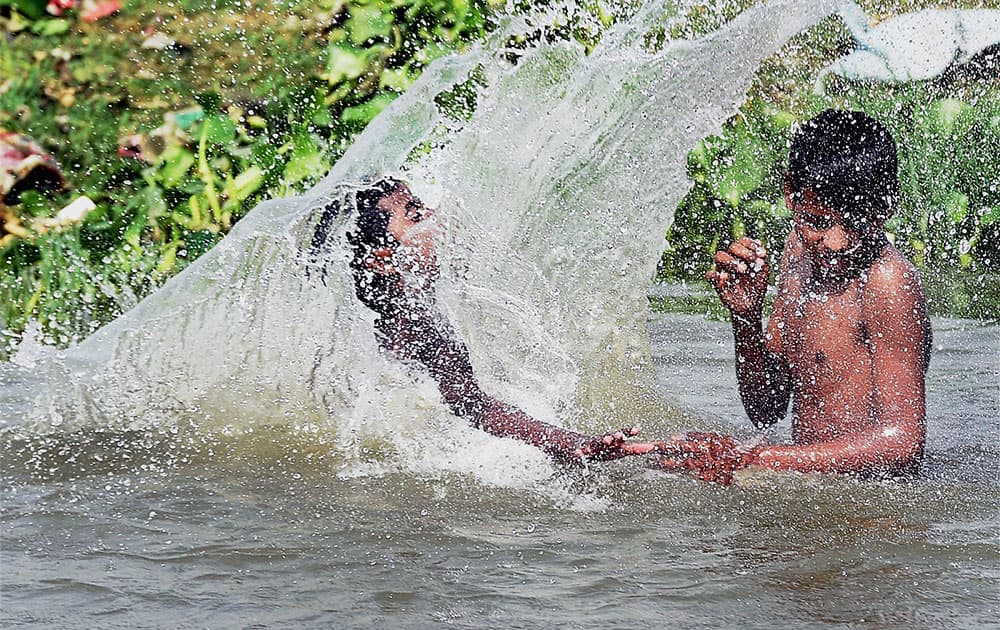 Children bath in Gomti river