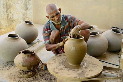 Man makes earthen pots in Ajmer