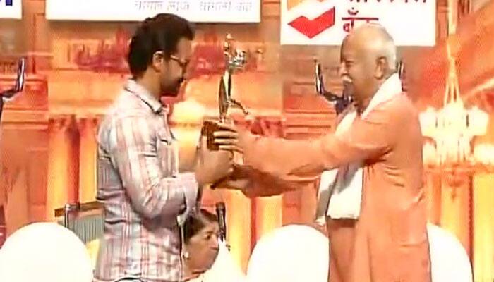 Aamir Khan attends Master Dinanath Mangeshkar Awards 2017, gets honoured for &#039;Dangal&#039;! 