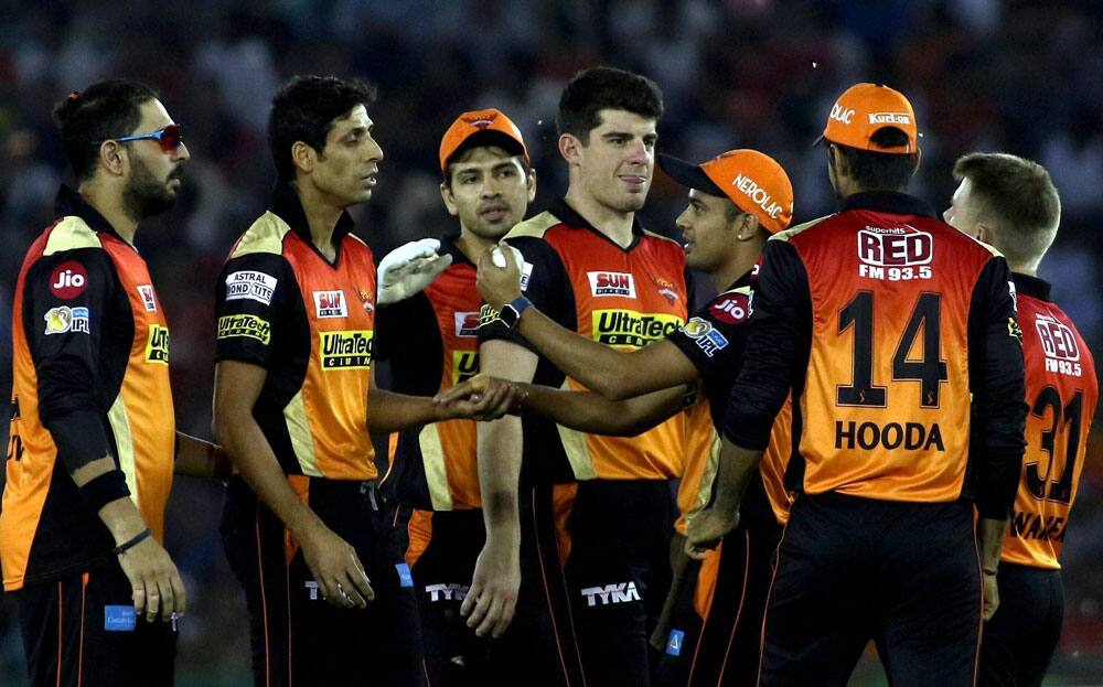 Ashish Nehra celebrates the wicket of Manan Vohra