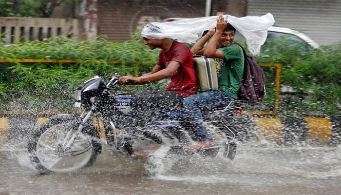 Delhi wakes up to a cool, rainy Sunday