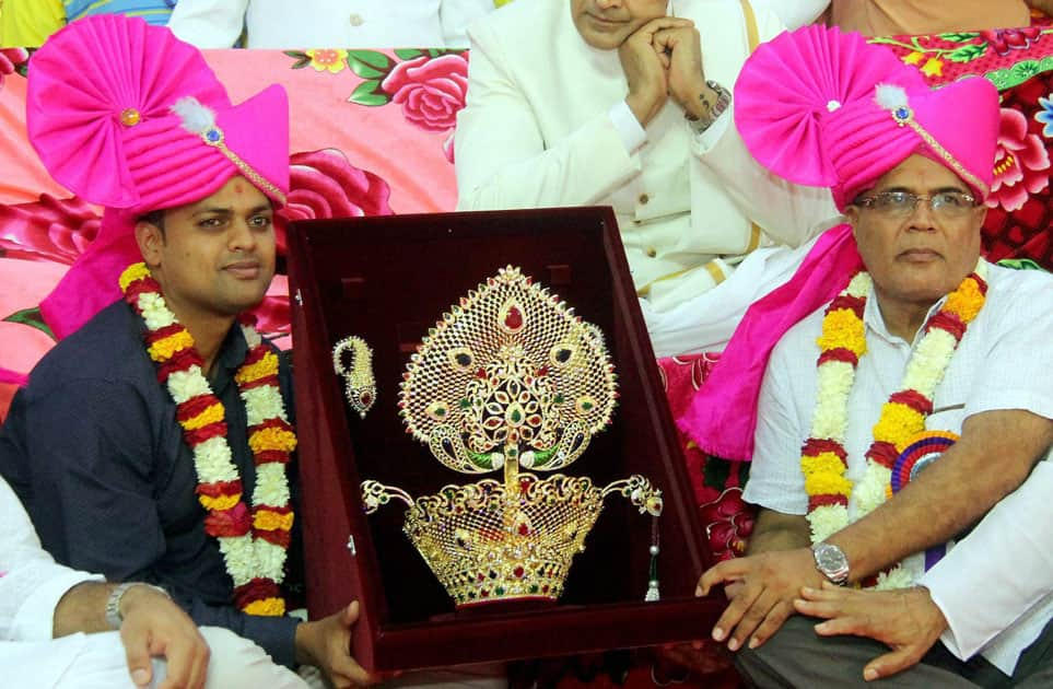 Hindu devotees offers a Crown