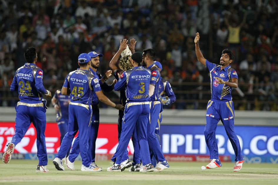 Mumbai Indians players celebrates