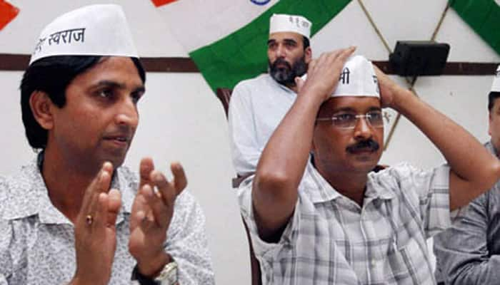 AAP in turmoil as Kumar Vishwas threatens to quit; Arvind Kejriwal &#039;pacifies&#039; him