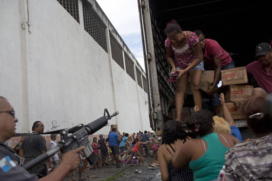 people looting a truck