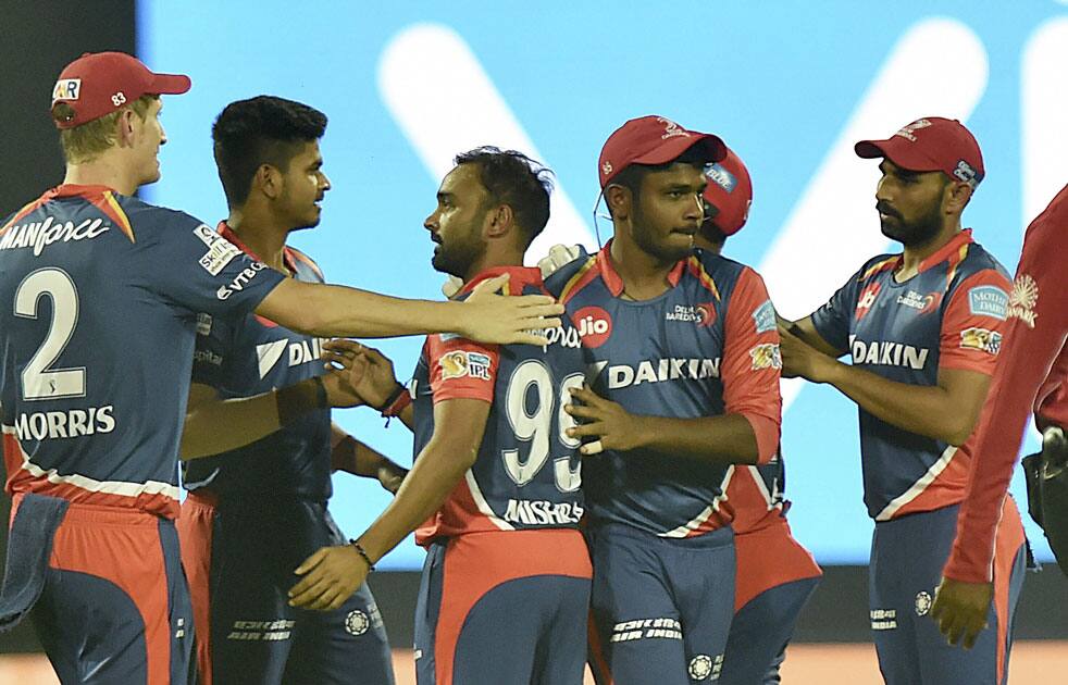 Delhi Daredevils players celebrate the dismissal