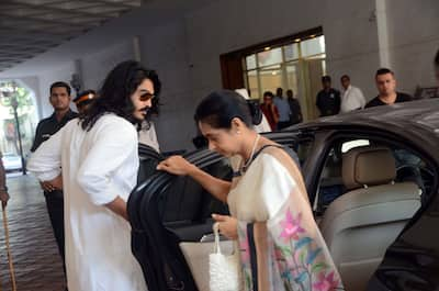 Sakshi Khanna arrives with his mother Kavita Khanna