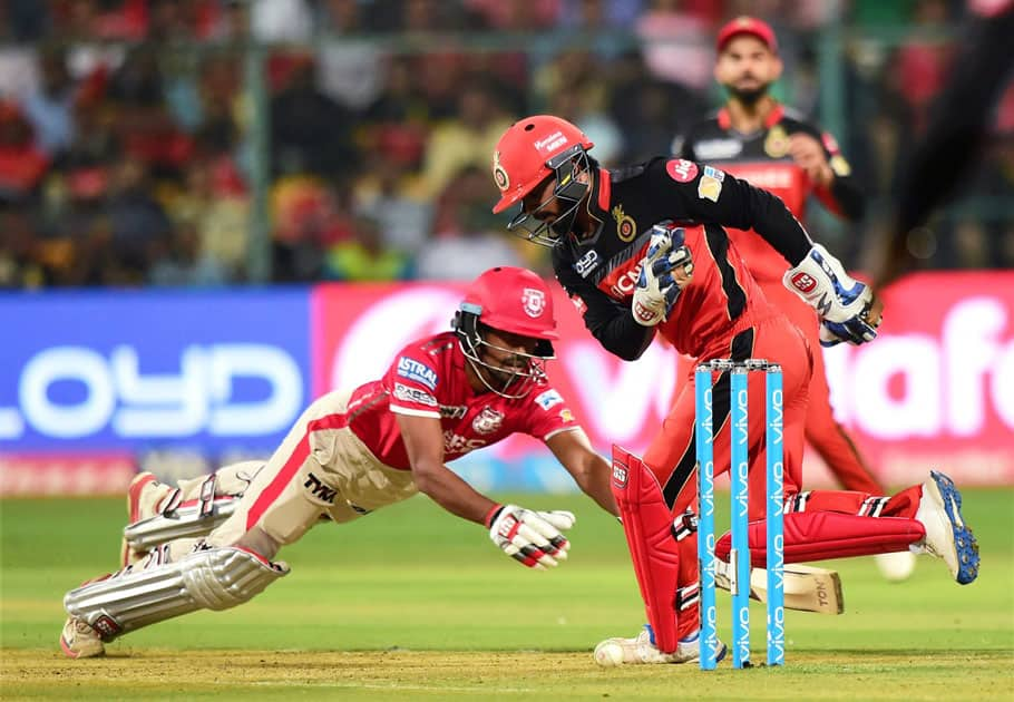 Bangalore wicketkeeper Kedar Jadhav misses to hit the stump