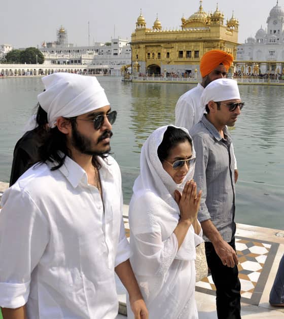Family of Vinod Khanna at Golden Temple Family of Vinod Khanna at Golden Temple